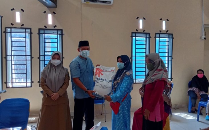 Pemdes Tembeling Salurkan Bantuan Beras PKH ke Warga