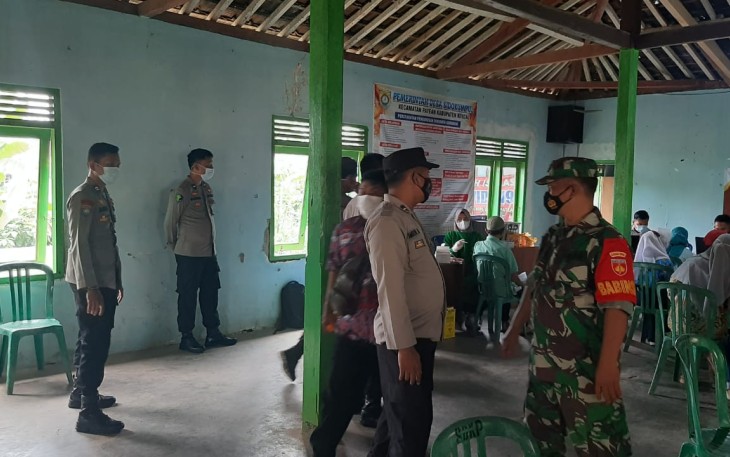 Kapolsek Patean beserta anggota monitoring pelaksanaan vaksinasi massal di Aula Balaidesa Sidokumpul Kecamatan Patean Kendal
