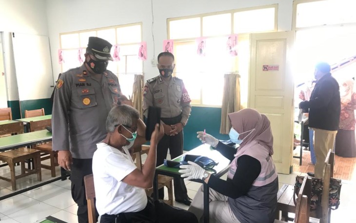 Kapolsek Banyuresmi-Polres Garut, Bersama Team Vaksinator PKM Sukasenang Laksanakan Vaksinasi Lansia Door to Door Ke Rumah Warga