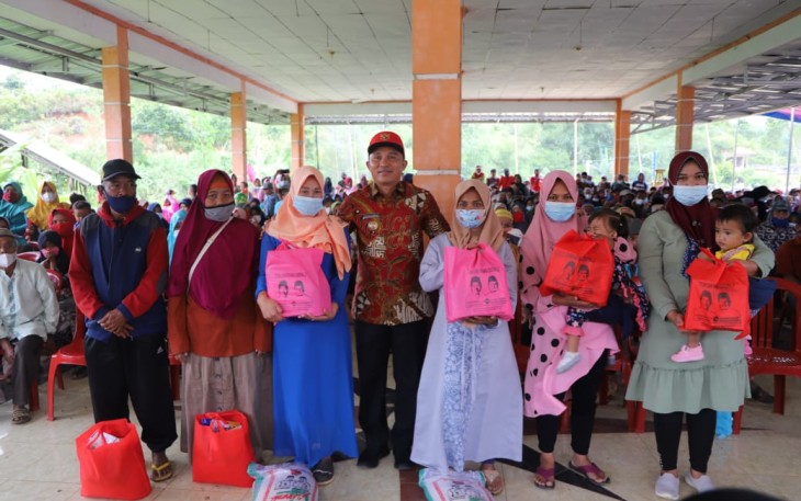 Bupati Lambar Serahkan Bantuan Sembako Untuk Lansia, Ibu Hamil dan Ibu Menyusui