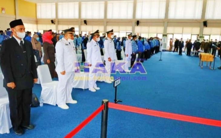 Plt Bupati Bintan, Roby Kurniawan melakukan perombakan sebanyak 174 pejabat terdiri dari 45 Pejabat Eselon III, 125 Pejabat Eselon IV dan 4 Pejabat fungsional dilingkup Pemkab Bintan di Aula Kantor Bupati Bintan