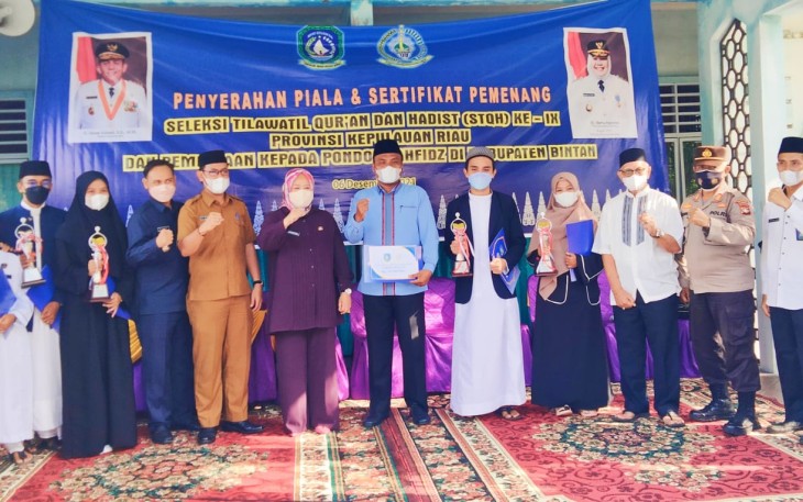 Penyerahan Piala dan Sertifikasi STQH Provinsi Kepri 2021 Serta Bantuan Dana Pembinaan di Kabupaten Bintan