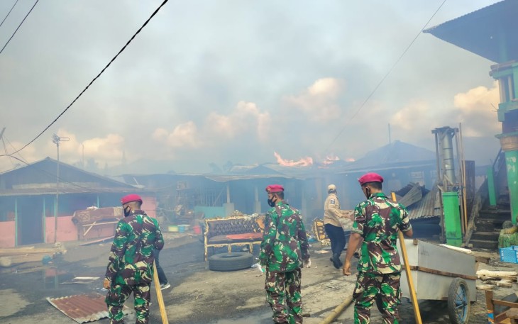 Yonmarhanlan VIII Bitung Terjunkan Personil Kelokasi Kebakaran