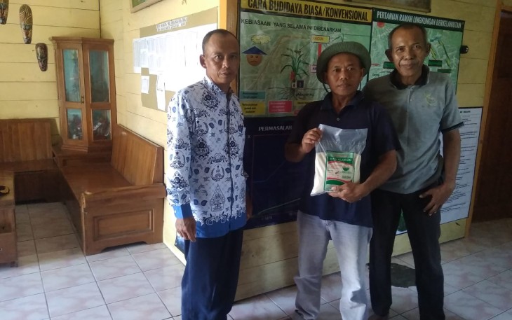 Kelompok tani Bina Alamsri Desa Bajo binaan Pertamina menunjukkan beras organik yang sudah ber SNI dan sertifikat Inofice