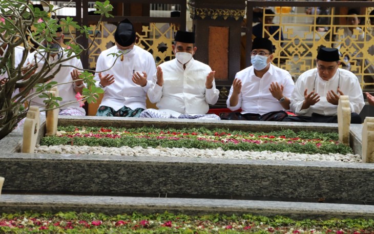 Kader Gerindra Ziarah ke Makam Pendiri NU Hasyim Asy'ari 
