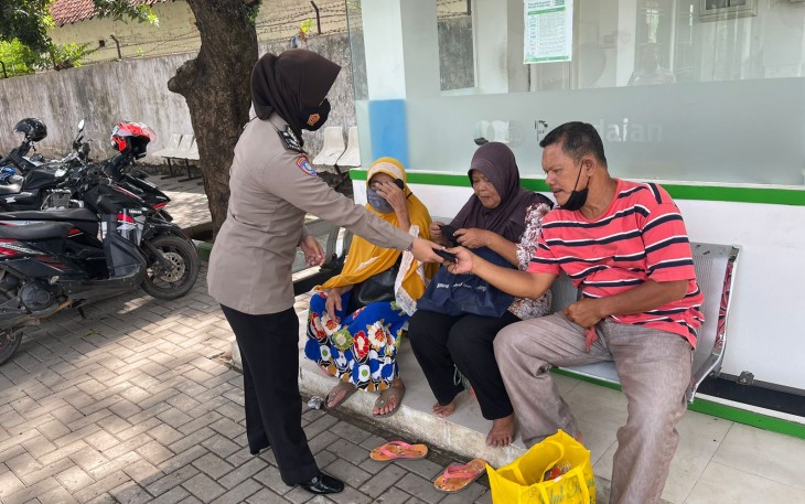 Briptu Ike Nurjanah gencar membagikan masker secara gratis kepada masyarakat yang sedang beraktivitas guna pencegahan penyebaran Covid-19