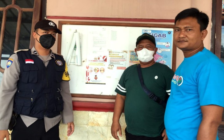 Kapolsek Kertajati-Polres Majalengka, Mensosialisasikan Pemasangan Pamflet Prokes Covid -19, Yang Dilaksankan oleh Bhabinkamtibmas