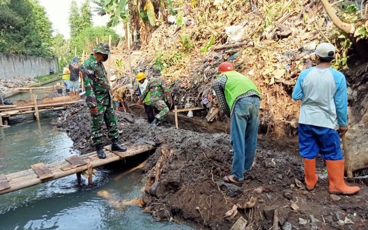 TMMD Bangun Talud di Bantaran Aliran Irigasi Anak Winongo