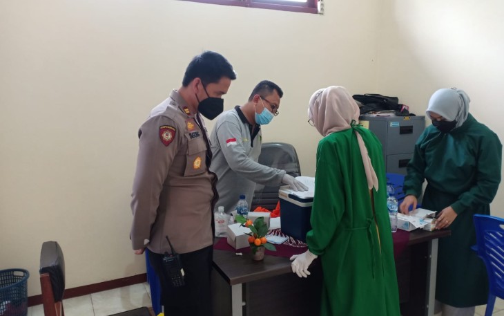 Polsek Cepiring Bersama Tenaga Kesehatan Puskesmas Cepiring Laksanakan Kegiatan Percepatan Vaksin 