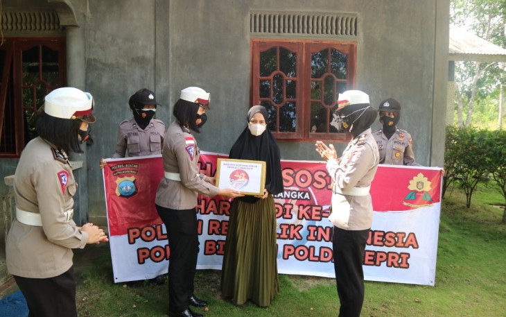  Jajaran Polwan Polres Bintan Door to Door Bagikan Sembako Kepada Masyarakat