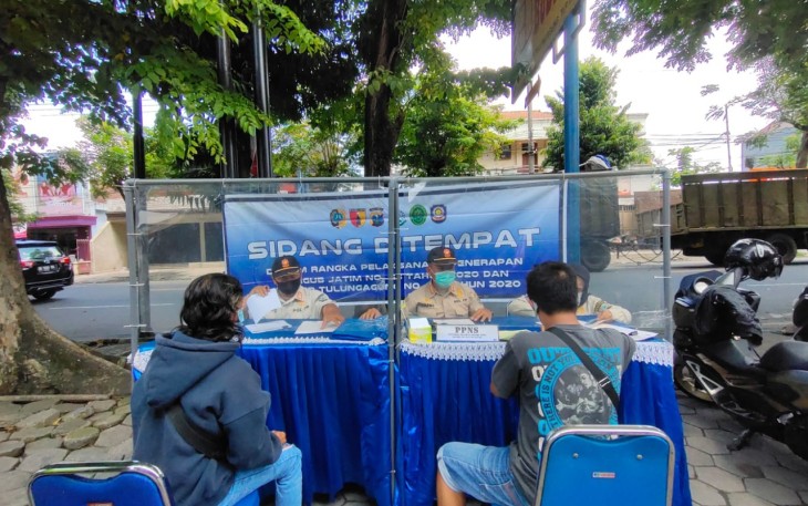 Ops Yustisi di Ruko Nirwana Plaza Polres Tulungagung dan Satgas Covid 19 Jaring 3 Pelanggar Prokes