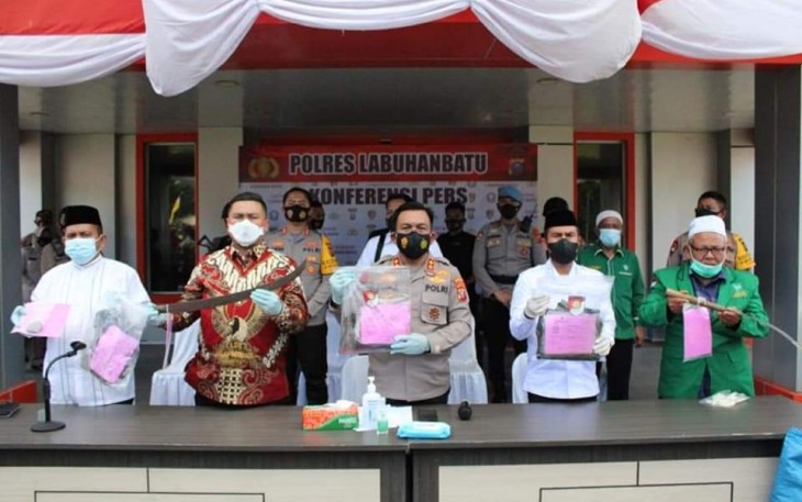 Kapoldasu Gelar Konfrensi Pers Di Mapolres Labuhanbatu Terkait Pembacokan Ketua MUI Labura