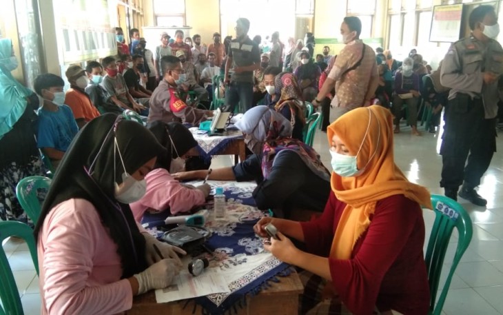 Suasana vaksinasi yang digelar Polresta Pekalongan di SMP 12 Kota Pekalongan. Jum'at 5/11/2021