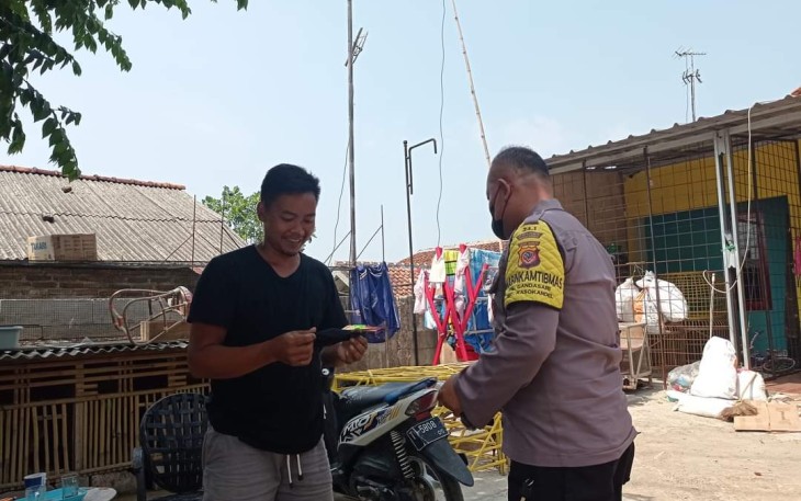  Polsek Kasokandel Bagikan Masker Gratis