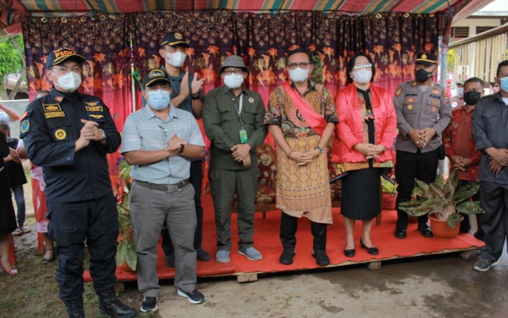 Foto bersama walikota Bitung dan masyarakat