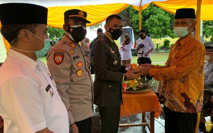 Dandim 0715 Kendal memberikan potongan tumpeng kepada Pengurus MDTA NU Roudhotul Mualimin Desa Dawung Kecamatan Kangkung Kabupaten Kendal, Rabu 10/11/2021