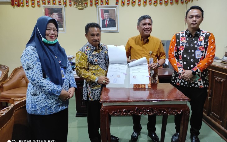 Pemerintah Kabupaten Lampung Barat di wakili oleh sekda Lambar Akmal Abdul Nasir SH Lakukan penandatangan Nota Kesepakatan tentang Optimalisasi Program Jaminan Kesehatan Nasional Dengan kepala BPJS kantor cabang kota bumi Idham Kholid bertempat Ruang Rapat Sekincau