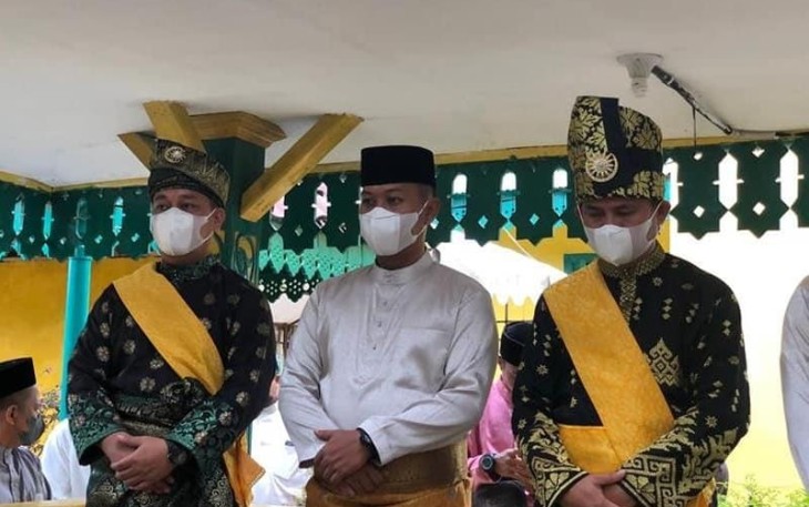 Wakil Bupati Lingga memberikan apresiasi dan selamat kepada Azmi yang terpilih sebagai Ketua Lembaga Adat Melayu (LAM) Kabupaten Lingga yang baru saja terpilih tadi malam