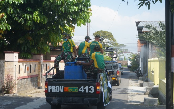 Polres Sukoharjo Semprotkan Disinfektan 