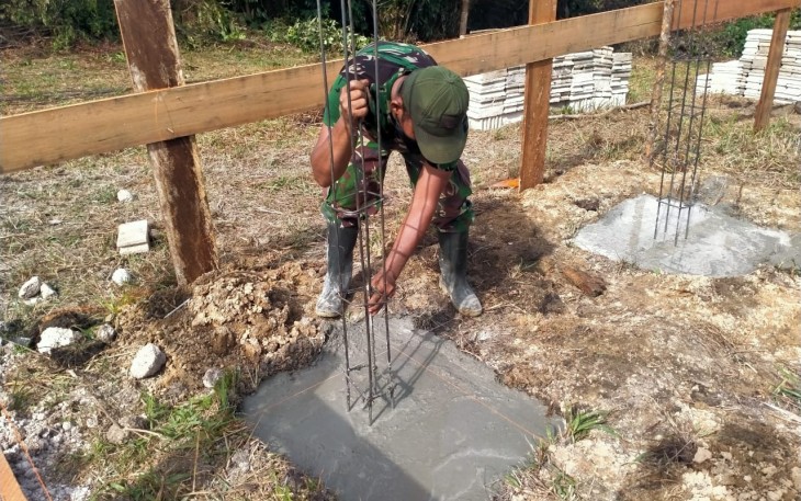 Satgas TMMD Melanjutkan Pembangunan Poskamling 