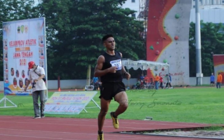 Prajurit Yonif MR 413/Bremoro Kostrad, Pratu Rahmat Hidayat saat berlari di lintasan Lomba Lari 5 Kilometer dalam Kejurprov Atletik Tingkat Jateng. (Foto : Istimewa)