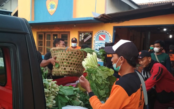 Bantu Warga Isoman, SAR Kabupaten Karanganyar dan Relawan Distribusikan Sumbangan Sayur Mayur dan 220 Paket Sembako
