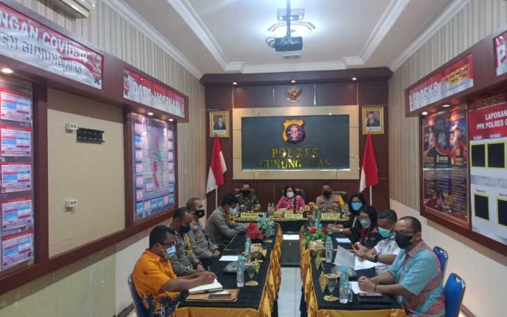  Dandim 1016 Palangka Raya, Kolonel Inf Rofiq Yusuf, S.Sos melalui Pabung Kab. Gumas Mayor Inf Idham Khalid mengikuti Rapat Koordinasi (Rakor) Lintas Sektoral Tingkat Menteri dalam rangka mengantisipasi lonjakan covid-19 menjelang Hari Raya Natal dan Tahun Baru 2022, serta percepatan vaksinasi, bertempat di Aula Polres Gunung Mas