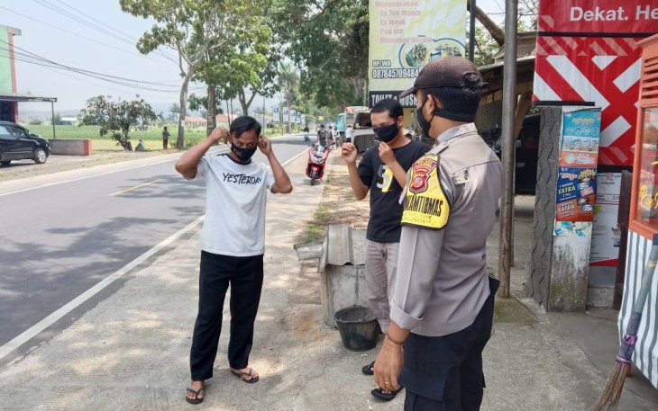  Kapolsek Kertajati Bagikan Masker dan Imbau Warga Tetap Disiplin Prokes Covid-19