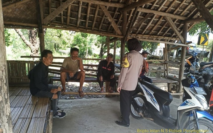 Sadarkan Masyarakat Pentingnya Prokes, Polwan Polsek Panyingkiran Berikan Himbauan