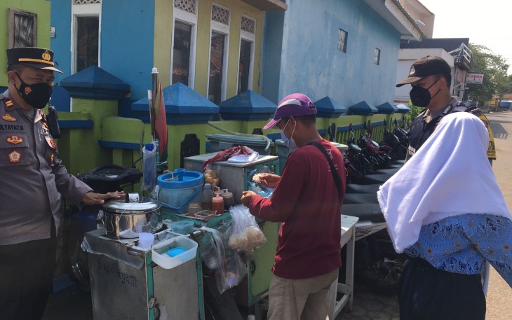 Kapolsek Kertajati Beserta Anggota Patroli Sekaligus Sambangi Sentra Perekonomian Pendisiplinan Prokes
