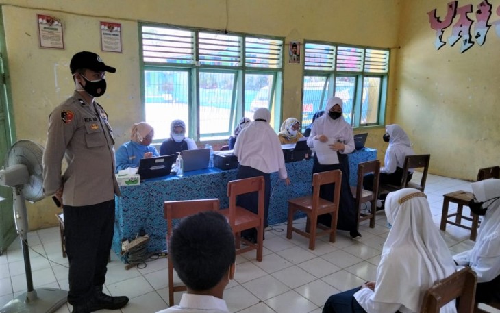 Bhabinkamtibmas Polsek Sindangwangi Pantau Pelaksanaan Vaksinasi Covid-19 Dan Berikan Rasa Aman