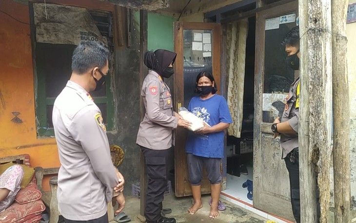 Kapolsek Cigasong- Polres Majalengka, Salurkan Bansos Untuk Warga Masyarakat Yang Terdampak Covid -19 Di Kelurahan Tajur