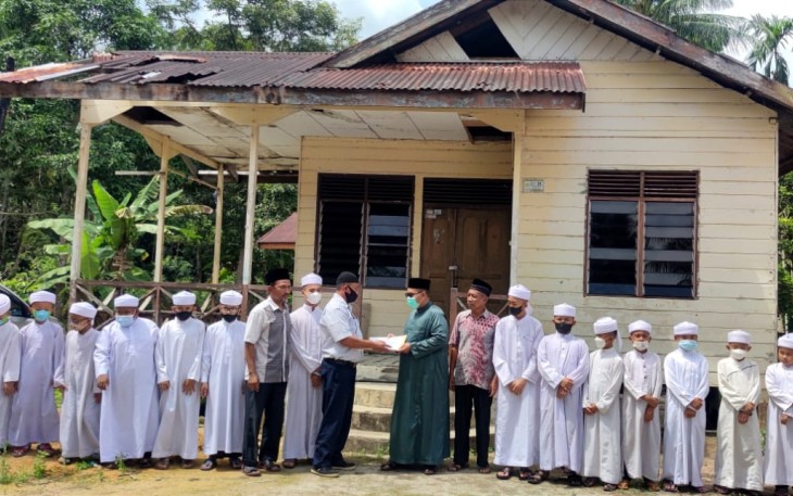 PT Timah Tbk membantu membantu perbaikan rumah tahfiz An-Nur di Desa Sungai Ungar, Kecamatan Kundur, Kabupaten Karimun