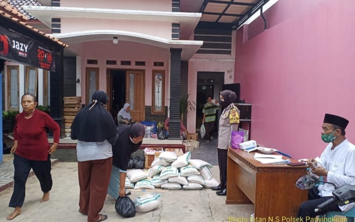 Briptu Intan melaksanakan Kegiatan Monitoring Bantuan Pangan Non Tunai (BPNT)