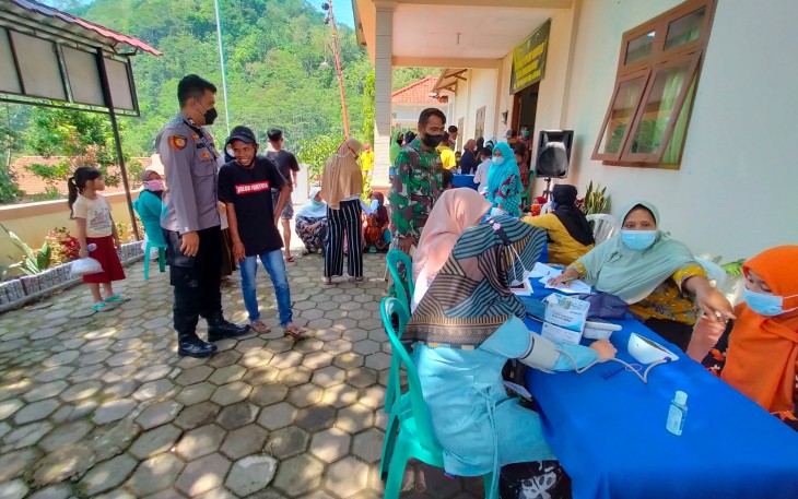 Anggota Polsek Plantungan monitoring vaksinasi di Balaidesa Mojoagung, Sabtu 6/11/2021