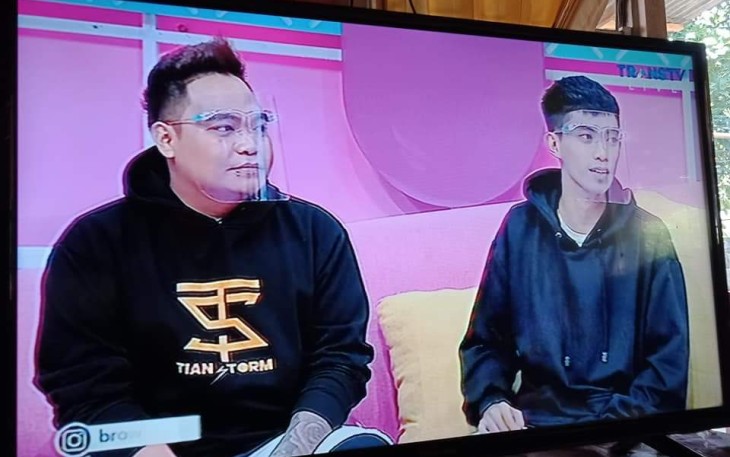 Kedua personil group musik Bassgilano di live di trans tv