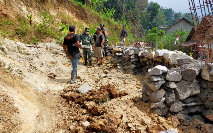 SEMANGAT GOTONG ROYONG TMMD 112 KODIM 0818