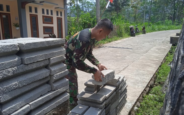 Angkat Material Batako Juga Dilakoni Satgas TMMD