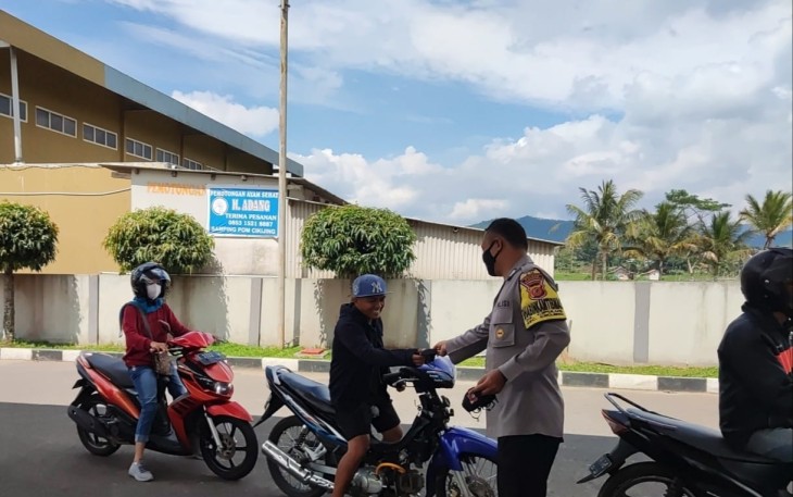 Bhabinkamtibmas Polsek Cikijing Berikan Masker dan Teguran Persuasif Kepada Warga Binaan