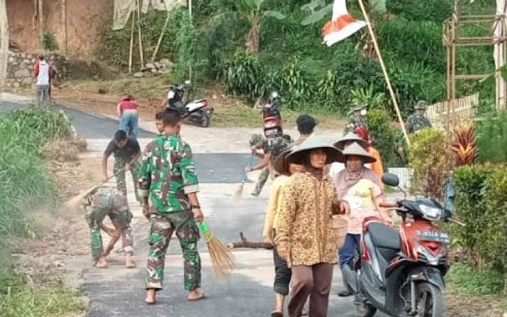 Senyuman Bahagia Warga Desa Tulungrejo Saat Melewati Jalan Cor yang di Bangun Satgas TMMD 112 