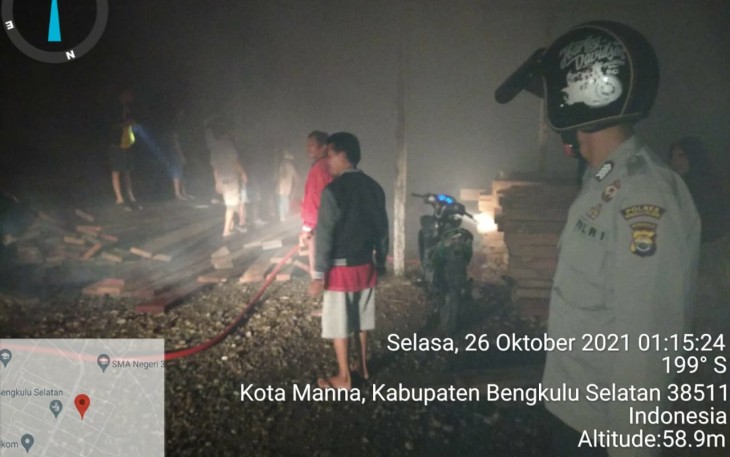 Diduga Akibat Puntung Rokok, Depot Kayu Terbakar