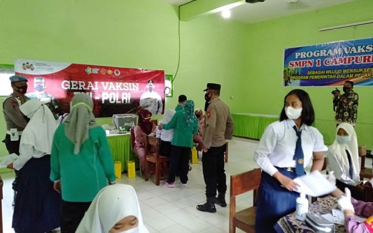 Polres Tulungagung Menggelar Vaksinasi Ratusan Pelajar di SMP 1 Campurdarat 