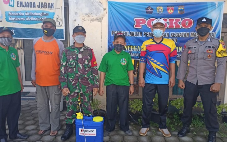 Polsek Patebon Laksanakan Binluh Sekaligus Semprotkan Disinfektan di Desa Jambearum