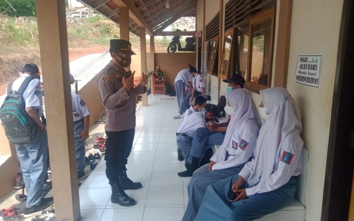 Kapolsek Sindangwangi Pantau PTM di Sejumlah Sekolah Serta Berikan Imbauan Prokes
