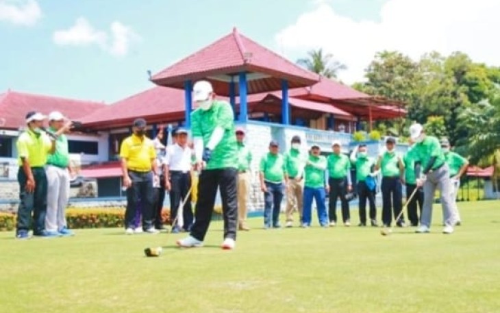 Gubernur Kepri H Ansar Ahmad saat membuka Nongsa Cup Golf Tournament 2021 ditandai pemukulan bola golf.