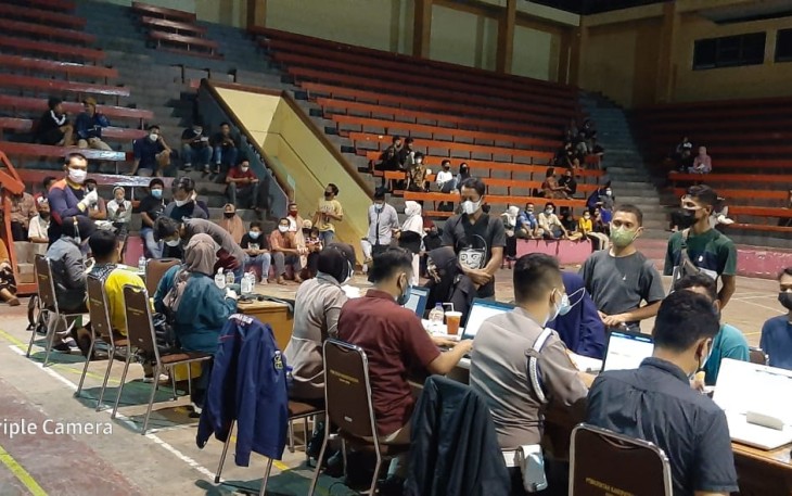 Anggota Polsek Kendal monitoring pelaksanaan vaksinasi handal di GOR Bahurekso, Selasa malam 2/11/2021