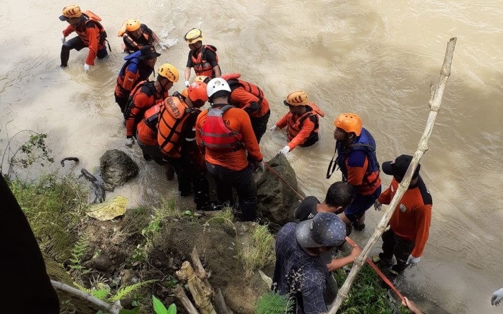  Upaya evakuasi oleh tim SAR gabungan terhadap jasad Sandika, seorang pemancing yang meninggal dunia terseret arus Sungai Gembong