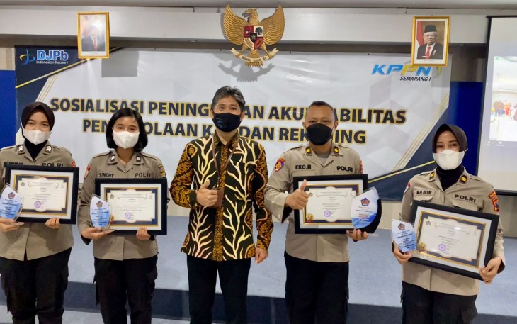 Kepala kantor KPPN Semarang I foto bersama dengan Anggota Bidpropam Polda dengan membawa piagam penghargaan. Selasa 16/11/2021