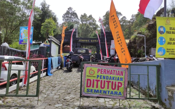 Pintu masuk jalur pendakian Gunung Lawu, di Cemoro Sewu