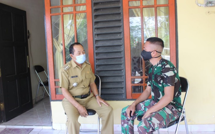 Personel TMMD Jalin Komunikasi Sosial Bersama Camat Mihing Raya